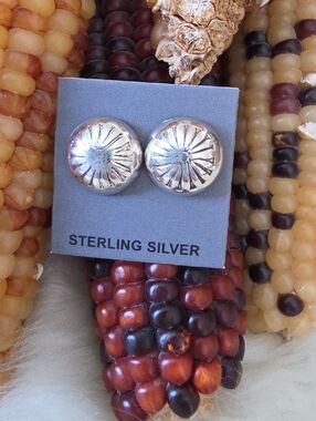 Adorable NWOT Native American Navajo Sterling Button Flower Petal Earrings 🩶🎁❤